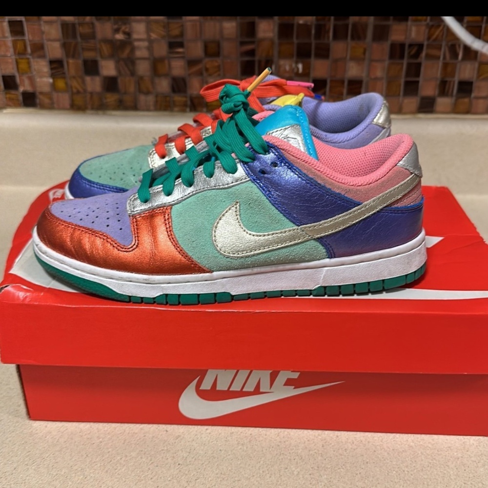 Nike - Picture 2 of 4